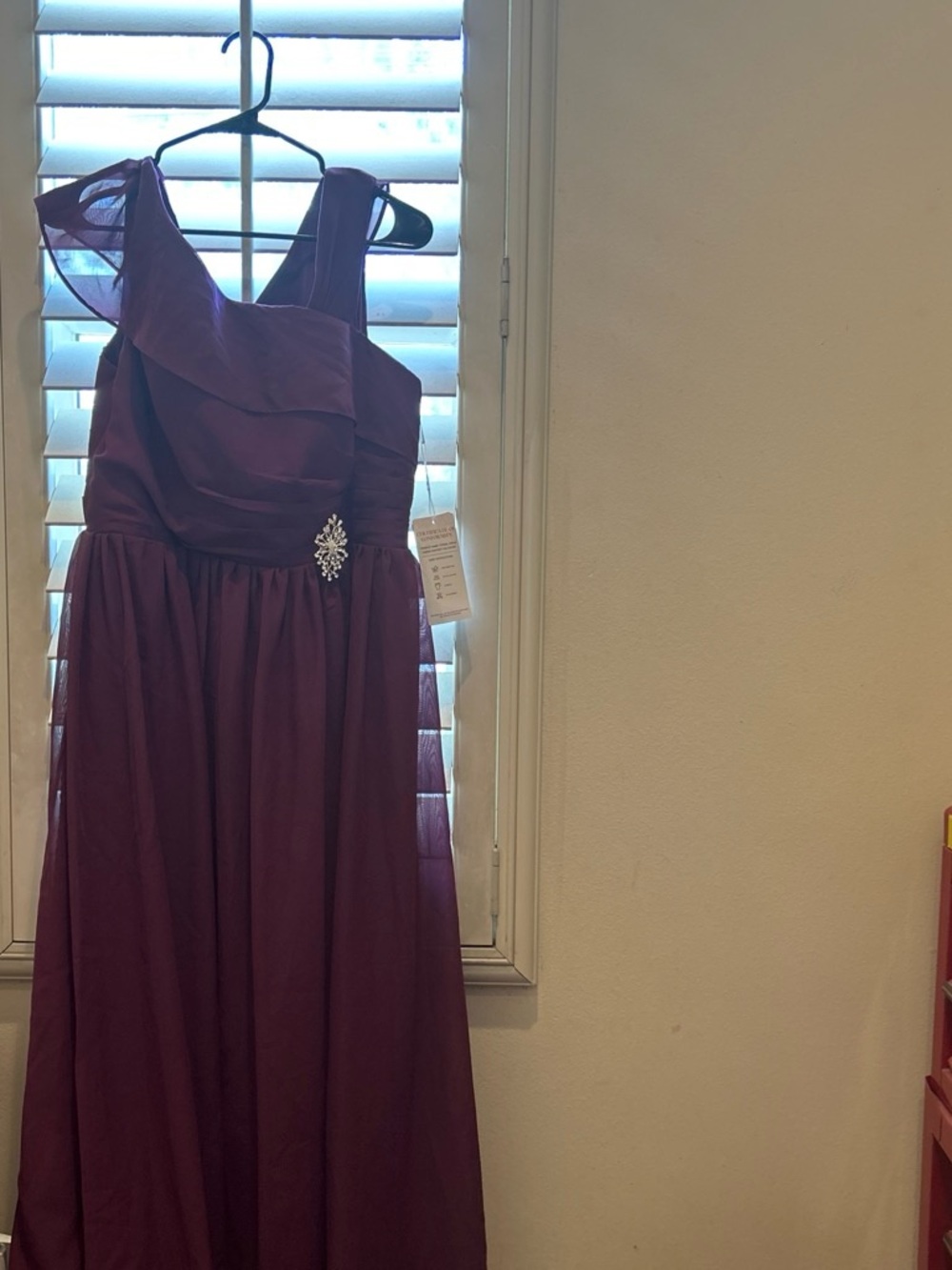 Sleeveless Burgundy Prom Dress with Ruffle Bodice and Brooch (run small)